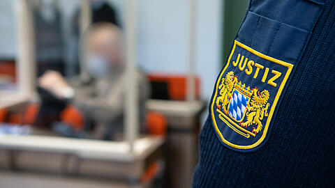 Der angeklagte Mann sitzt vor Prozessbeginn im Landgericht auf seinem Platz im Sitzungssaal.