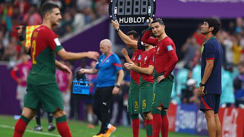 Portugals Cristiano Ronaldo (M) steht bei seiner Einwechselung an der Seitenlinie.