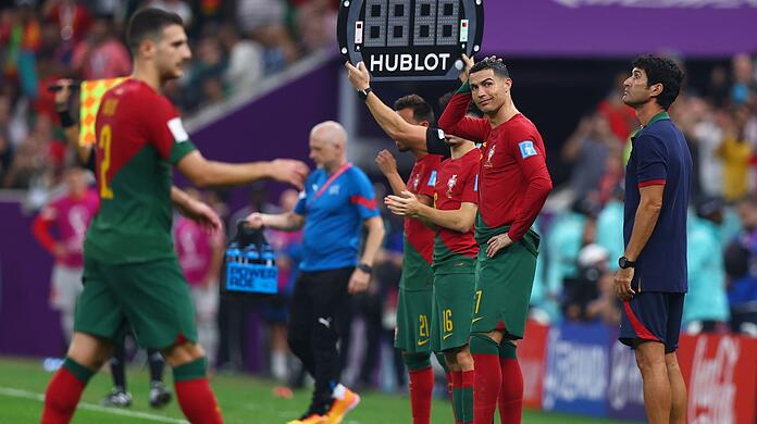Portugals Cristiano Ronaldo (M) steht bei seiner Einwechselung an der Seitenlinie.