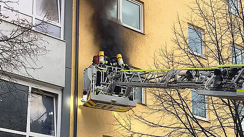 Die Feuerwehr verschaffte sich mit einer Drehleiter Zugang zur Brandwohnung in der Implerstraße.