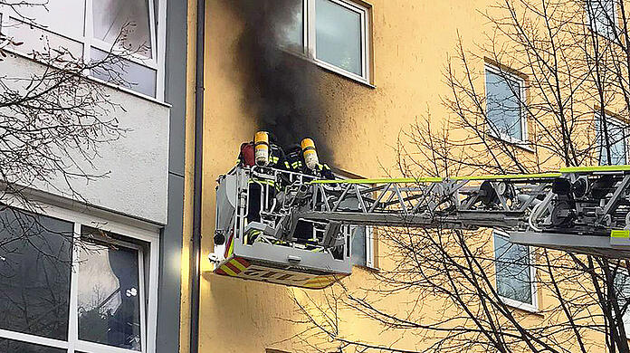 Die Feuerwehr verschaffte sich mit einer Drehleiter Zugang zur Brandwohnung in der Implerstraße.