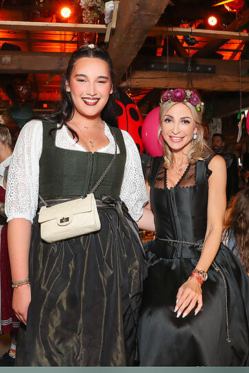 GNTM-Siegerin Alex Mariah Peter und Designerin Kinga Mathe