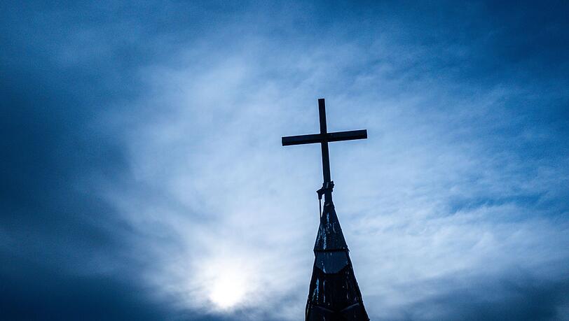 Menschen, die etwa von katholischen Priestern sexuell missbraucht wurden, k&ouml;nnen bei der Kirche Zahlungen beantragen. (Symbolbild)