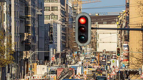 Viele Baustellen in der Schwanthalerstra&szlig;e, die Stadtwerke verlegen Fernw&auml;rme-Leitungen, M&uuml;nchen, April 2025 Deutschland, M&uuml;nchen, April 2025, Baustellen in der Schwanthalerstra&szlig;e, rote Ampel, Autos im Abendverkehr schl&auml;ngeln sich durch die vielen Baustellen, Stadtwerke verlegen Fernw&auml;rme-Leitungen, im Hintergrund der Rathausturm, Stadtverkehr, Bayern, *** Many construction sites in Schwanthalerstra&szlig;e, the municipal utilities are laying district heating pipes, Munich, April 2025 Germany, Munich, April 2025, construction sites in Schwanthalerstra&szlig;e, red traffic light, cars in evening traffic meander through the many construction sites, municipal utilities are laying district heating pipes, in the background the town hall tower, city t
