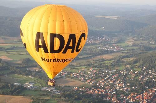 40 Meter hoch und mit 6800 Kubikmeter heißer Luft gefüllt: Der ADAC-Ballon schwebt  mit seiner neuen Hülle über der Hersbrucker Alb. Unten rechts ist Happurg zu sehen.