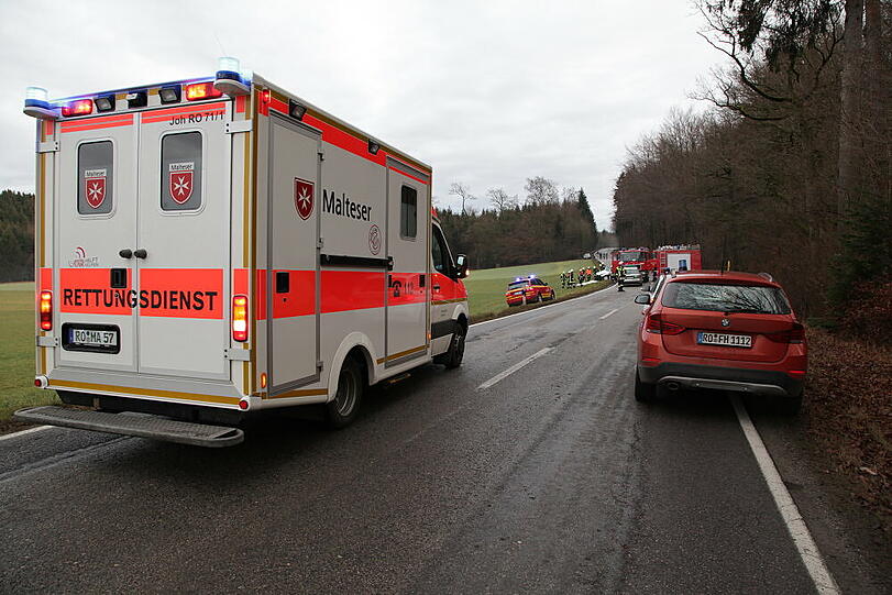 Auf der Staatsstraße 2359 krachten zwei Autos ineinander. Die Bilder vom Unfallort.
