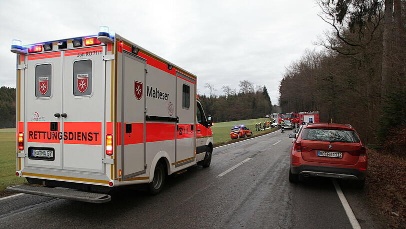 Auf der Staatsstraße 2359 krachten zwei Autos ineinander. Die Bilder vom Unfallort. Auf der Staatsstraße 2359 krachten zwei Autos ineinander. Die Bilder vom Unfallort.