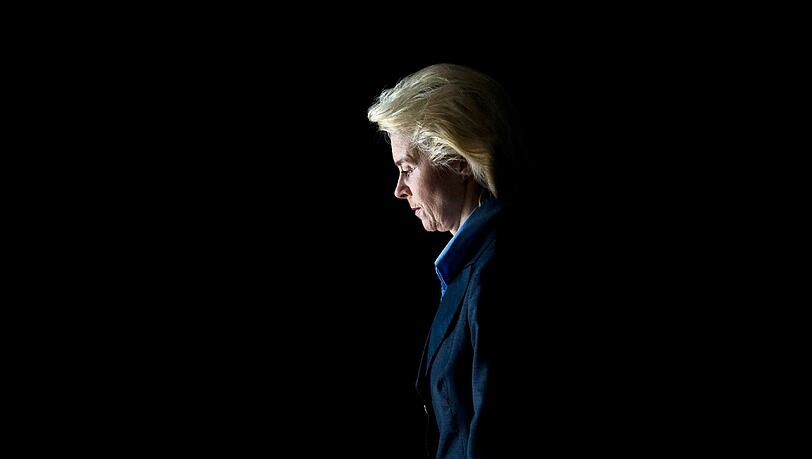 Nächste Runde im Sturmgewehr-Skandal: Ursula von der Leyen soll den Abschlussbericht zum G36 manipuliert haben. Nächste Runde im Sturmgewehr-Skandal: Ursula von der Leyen soll den Abschlussbericht zum G36 manipuliert haben.