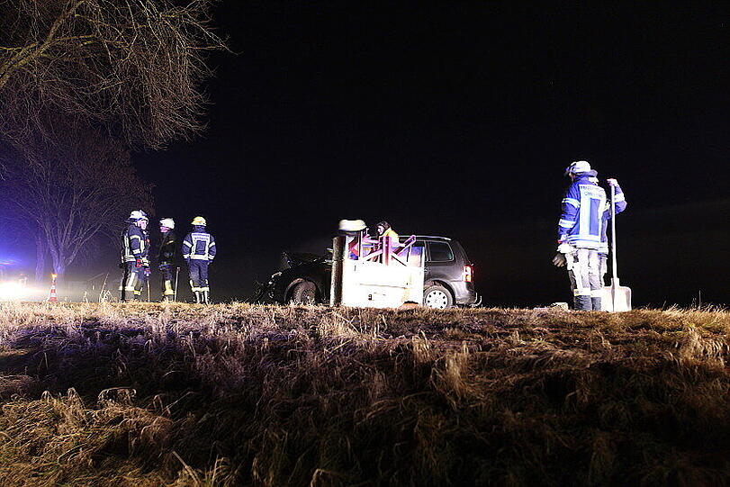 Nahezu ungebremst kracht der VW einer 63-Jährigen in das Baustellenfahrzeug.