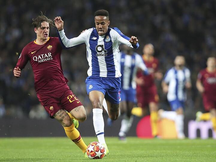 Roms Nicolo Zaniolo (l) und Portos Eder Militao im Laufduell.