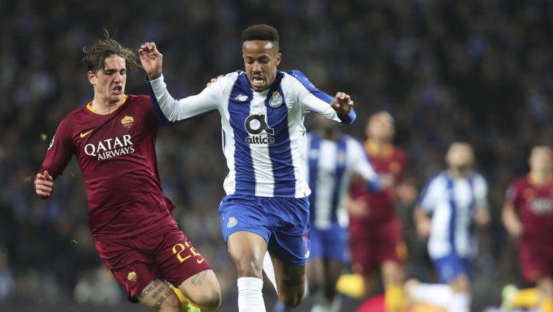Roms Nicolo Zaniolo (l) und Portos Eder Militao im Laufduell. Roms Nicolo Zaniolo (l) und Portos Eder Militao im Laufduell.