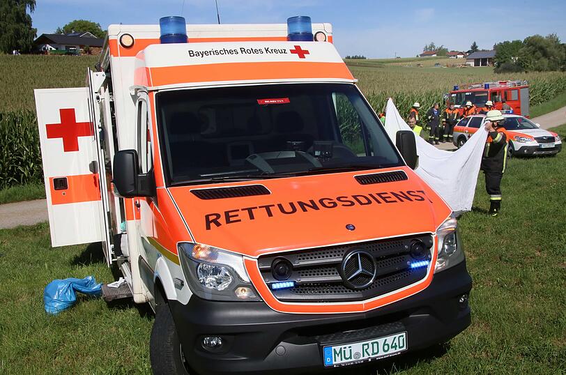 Ob der Motorradfahrer einen Führerschein für die Maschine besitze, sei Gegenstand weiterer Ermittlungen, so die Polizei.