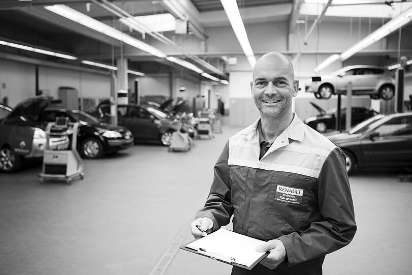 Unsere Service-Mitarbeiter werden regelmäßig in den Renault Instituten auf die modernsten Techniken und Methoden geschult.