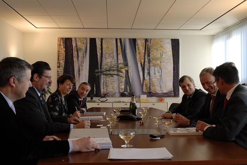 Frank Reichelt, Niederlassungsleiter der Swiss Re Deutschland (2.v.l.) und die Prokuristin Dr. Ursula Lipowsky (3.v.l.) unterzeichnen den Mietervertrag zusammen mit dem Vorstandsvorsitzenden der Bayerischen Versorgungskammer Daniel Just (3.v.r.), dem Leiter der Kapitalanlagen André Heimrich (2.v.r.) und Hermann Mill, zuständig für die Gewerbevermietung &bdquo;arabeska&ldquo;.