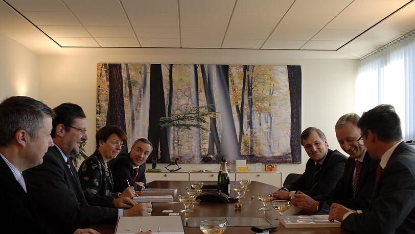 Frank Reichelt, Niederlassungsleiter der Swiss Re Deutschland (2.v.l.) und die Prokuristin Dr. Ursula Lipowsky (3.v.l.) unterzeichnen den Mietervertrag zusammen mit dem Vorstandsvorsitzenden der Bayerischen Versorgungskammer Daniel Just (3.v.r.), dem Leiter der Kapitalanlagen André Heimrich (2.v.r.) und Hermann Mill, zuständig für die Gewerbevermietung „arabeska“. Frank Reichelt, Niederlassungsleiter der Swiss Re Deutschland (2.v.l.) und die Prokuristin Dr. Ursula Lipowsky (3.v.l.) unterzeichnen den Mietervertrag zusammen mit dem Vorstandsvorsitzenden der Bayerischen Versorgungskammer Daniel Just (3.v.r.), dem Leiter der Kapitalanlagen André Heimrich (2.v.r.) und Hermann Mill, zuständig für die Gewerbevermietung „arabeska“.