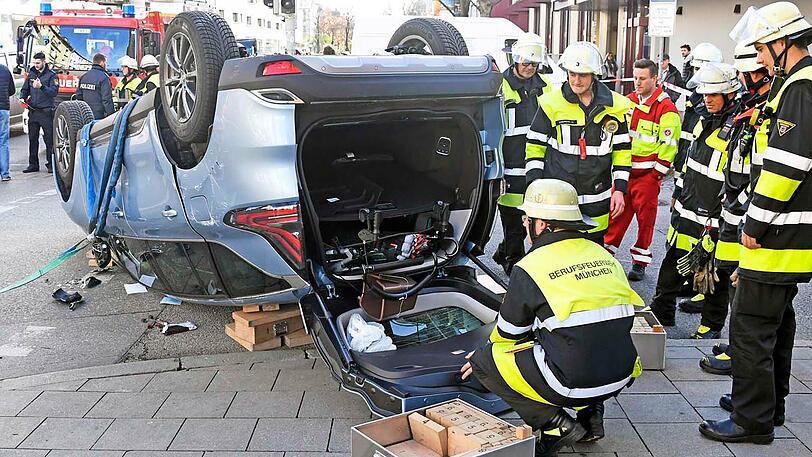 Schwerer Unfall im Bahnhofsviertel - ein Renault krachte in ein Einsatzfahrzeug der Johanniter. Die Bilder.