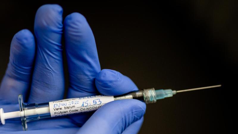 Ein Mann hält im Institut für Tropenmedizin an der Uniklinik Tübingen eine Spritze in der Hand, mit der einer jungen Frau, die erste Probandin, ein möglicher Wirkstoff gegen das Coronavirus gespritzt wurde.