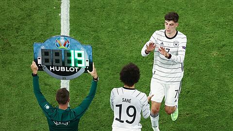 Spielerwechsel in der 74. Minute gegen Frankreich: Bayern-Star Leroy Sané (l.) kommt für Kai Havertz in diePartie. Darf Sané am Samstag gegen Portugal starten?