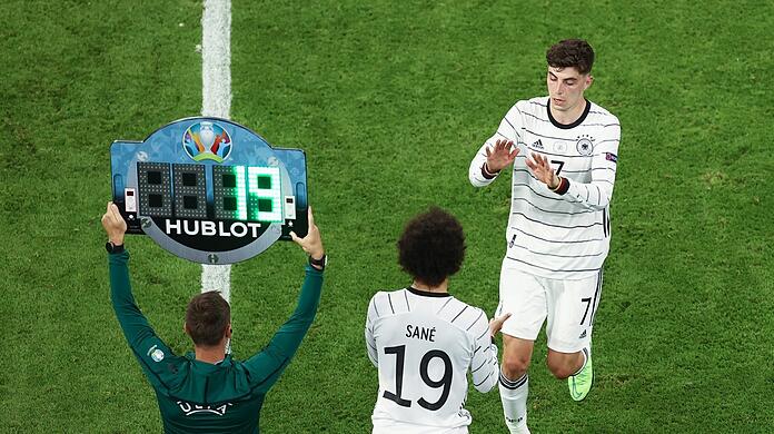 Spielerwechsel in der 74. Minute gegen Frankreich: Bayern-Star Leroy Sané (l.) kommt für Kai Havertz in diePartie. Darf Sané am Samstag gegen Portugal starten?