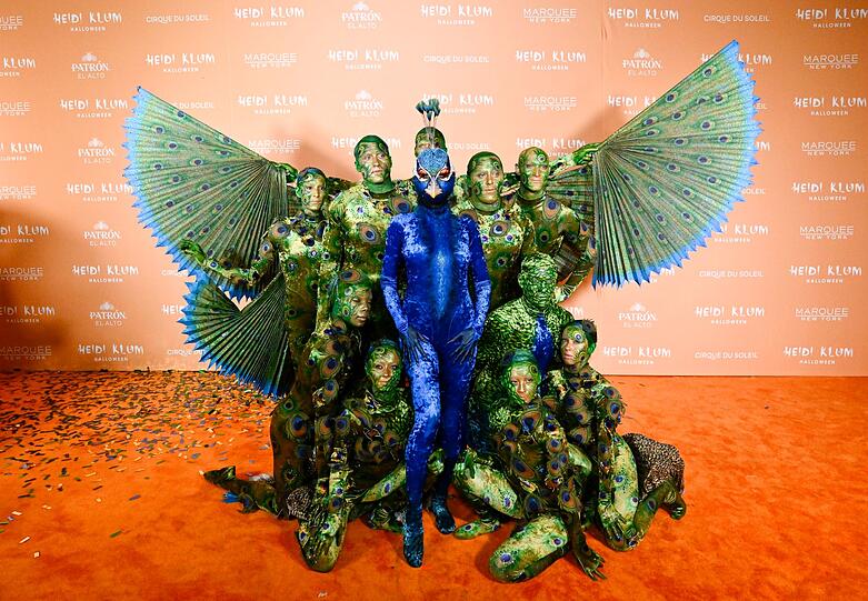 2023 verkleidete sich Heidi Klum als schillernder Pfau. Zehn Tänzerinnen und Tänzer machten die optische Illusion perfekt.