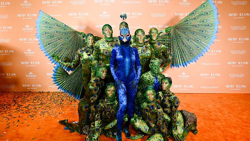 2023 verkleidete sich Heidi Klum als schillernder Pfau. Zehn Tänzerinnen und Tänzer machten die optische Illusion perfekt.