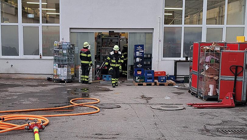Die Feuerwehr kühlte die E-Bike-Akkus – der Sachschaden liegt hier bei etwa 10.000 Euro – in einem Wasserbad.