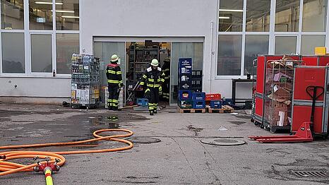 Die Feuerwehr kühlte die E-Bike-Akkus – der Sachschaden liegt hier bei etwa 10.000 Euro – in einem Wasserbad.