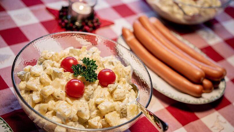 Laut einer aktuellen Statista-Befragung geben 34 Prozent der Befragten an, dass es bei ihnen &uuml;ber die Weihnachtsfeiertage W&uuml;rstchen mit Kartoffelsalat gibt. (Symbolfoto)