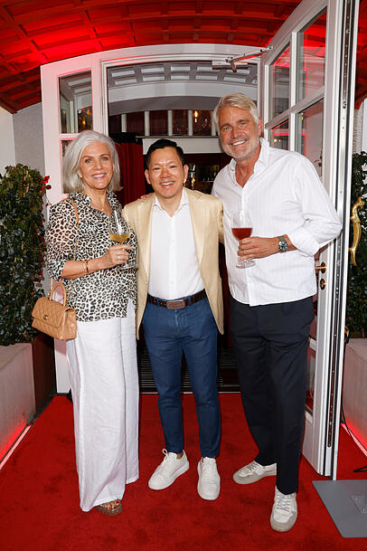 Das Chang-Sommerfest von Nguyen van Giang wollten sich Birgit Schrowange und Mann Frank Spothelfer nicht entgehen lassen. Das Chang-Sommerfest von Nguyen van Giang wollten sich Birgit Schrowange und Mann Frank Spothelfer nicht entgehen lassen.