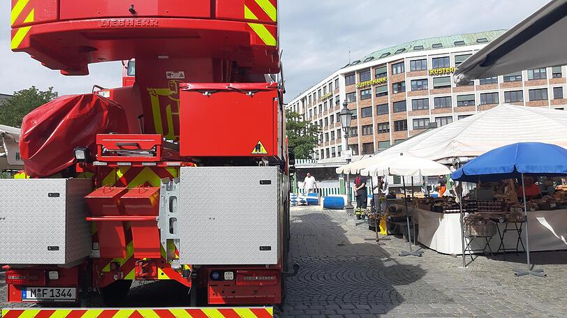 Eine Kombination aus leistungsstarkem Kranwagen und flexiblen Wechselladern mit Kran sowie speziellem Abrollbehälter inklusive Rundschlingen und Haken unterstützt die Arbeit der Feuerwehrleute. Eine Kombination aus leistungsstarkem Kranwagen und flexiblen Wechselladern mit Kran sowie speziellem Abrollbehälter inklusive Rundschlingen und Haken unterstützt die Arbeit der Feuerwehrleute.