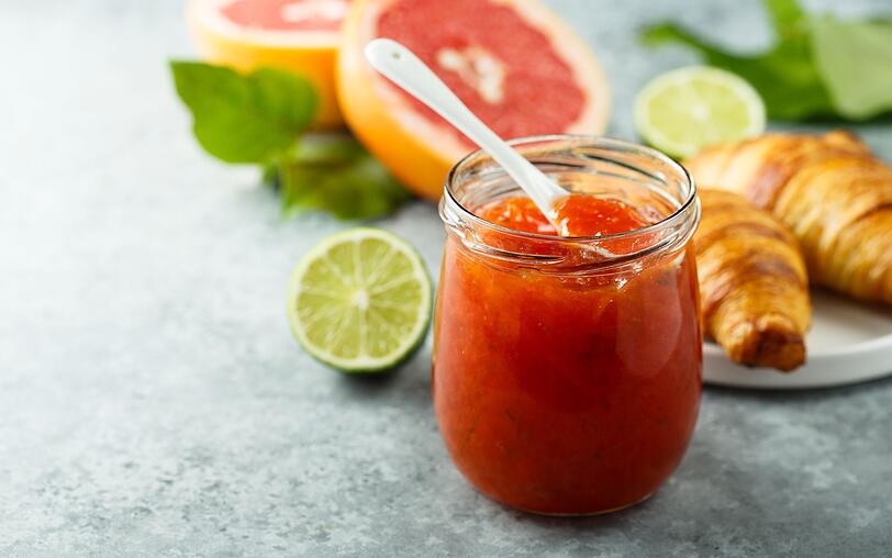 Marmelade enth&auml;lt viel Zucker und ist deshalb lange haltbar. Im verschlossenen Glas h&auml;lt sich der Fruchtaufstrich meist bis zu zwei Jahre - auch au&szlig;erhalb des K&uuml;hlschranks. Sobald die Marmelade angebrochen ist, sollten Sie sie allerdings k&uuml;hl stellen. Andernfalls kann sich nach etwa zwei Wochen Schimmel bilden.