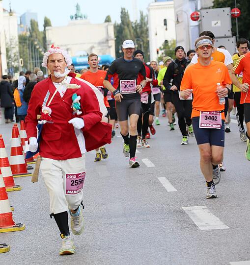 Bunte Kostüme, Kinder feuern ihre Eltern an, viel Schweiß und gute Laune: Die Bilder vom München Marathon 2012