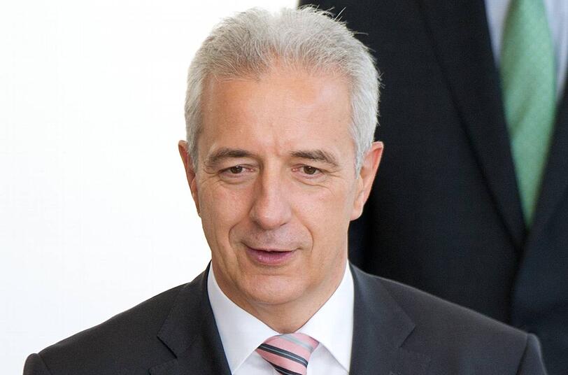 Das ist Stanislaw Tillich (CDU), seit 2008 Ministerpräsident von Sachsen. Nach seinen schillernden Vorgängern wie Kurt Biedenkopf oder den über Affären gestürzten Georg Milbradt kehrte mit dem bedächtigen Sorben Ruhe ein. Er regiert mit der FDP.