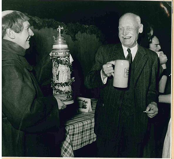 1952 bekommt Seine Königliche Hoheit Rupprecht von Bayern den ersten Krug mit Starkbier.