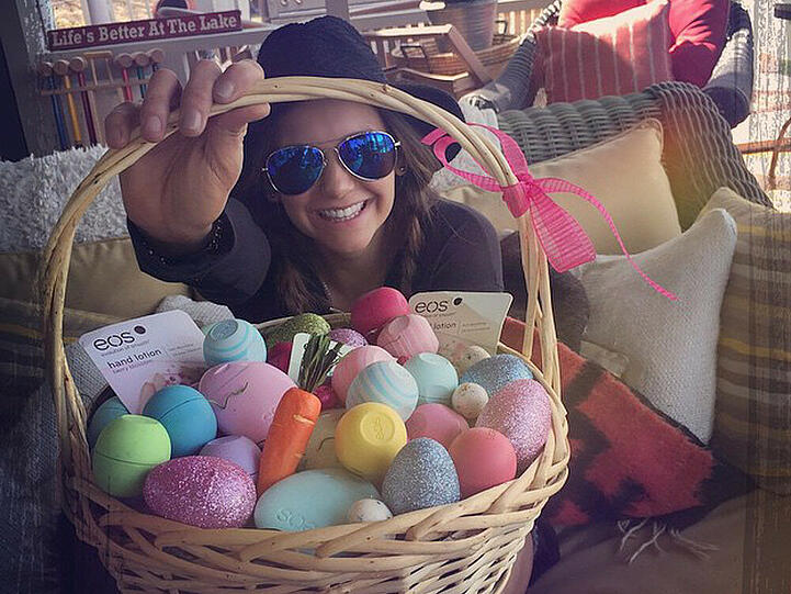 Nina Dobrev freut sich über Hilary Duffs Ostergeschenk