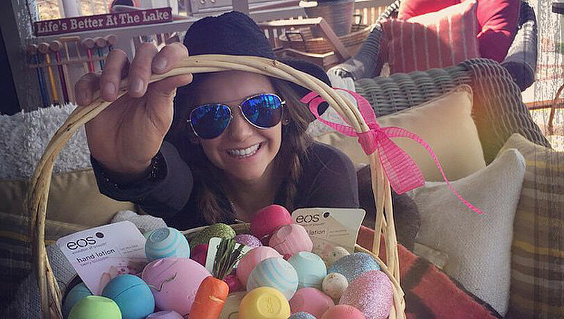 Nina Dobrev freut sich über Hilary Duffs Ostergeschenk Nina Dobrev freut sich über Hilary Duffs Ostergeschenk