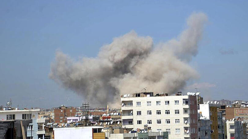 Fünf Tage vor dem Referendum in der Türkei ist es in der südosttürkischen Kurdenmetropole Diyarbakir zu einer Explosion gekommen.
