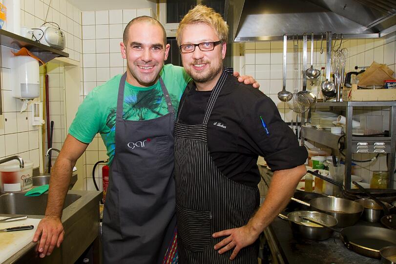 Niko Romano (links) hat zu Stefan Lechners feinen Kreationen stets den passenden Wein parat.