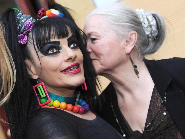 Nina Hagen (l) mit ihrer Mutter Eva-Maria Hagen 2011 in Berlin.