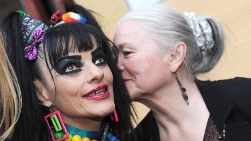 Nina Hagen (l) mit ihrer Mutter Eva-Maria Hagen 2011 in Berlin. Nina Hagen (l) mit ihrer Mutter Eva-Maria Hagen 2011 in Berlin.