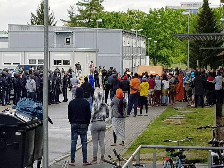 Polizisten vor dem Ankerzentrum in Regensburg.