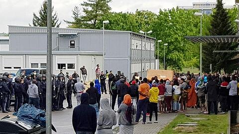 Polizisten vor dem Ankerzentrum in Regensburg.
