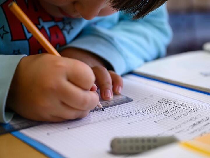 Ein Junge löst in einer Grundschule eine Matheaufgabe. Foto: Sebastian Gollnow/dpa/Archivbild