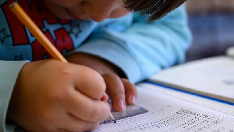 Ein Junge löst in einer Grundschule eine Matheaufgabe. Foto: Sebastian Gollnow/dpa/Archivbild Ein Junge löst in einer Grundschule eine Matheaufgabe. Foto: Sebastian Gollnow/dpa/Archivbild