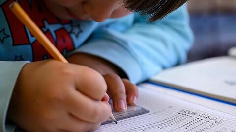 Ein Junge löst in einer Grundschule eine Matheaufgabe. Foto: Sebastian Gollnow/dpa/Archivbild