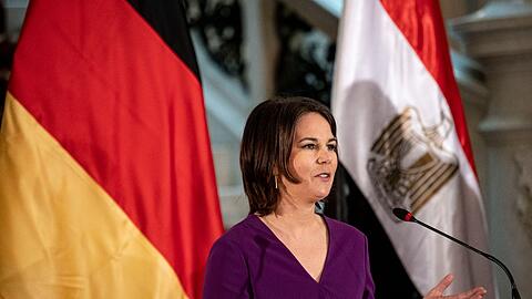 Annalena Baerbock steht in Kairo den Journalisten Rede und Antwort.