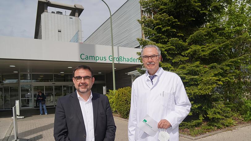 Klinikdirektor Markus Lerch (r.) empfängt Minister Holetschek.