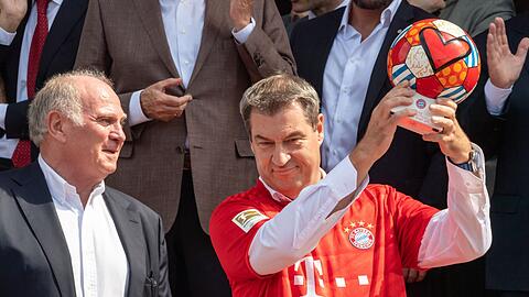 Bayerns Ministerpräsident Markus Söder (r) im Jahr 2019 mit Uli Hoeneß.