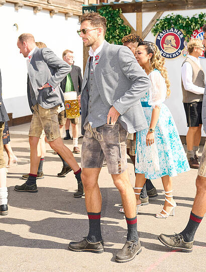 Leon Goretzka am Sonntagmittag auf der Wiesn.