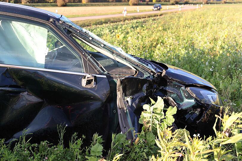 Bei dem Zusammenstoß bei Waldkraiburg stirbt der Motorradfahrer noch an der Unfallstelle.